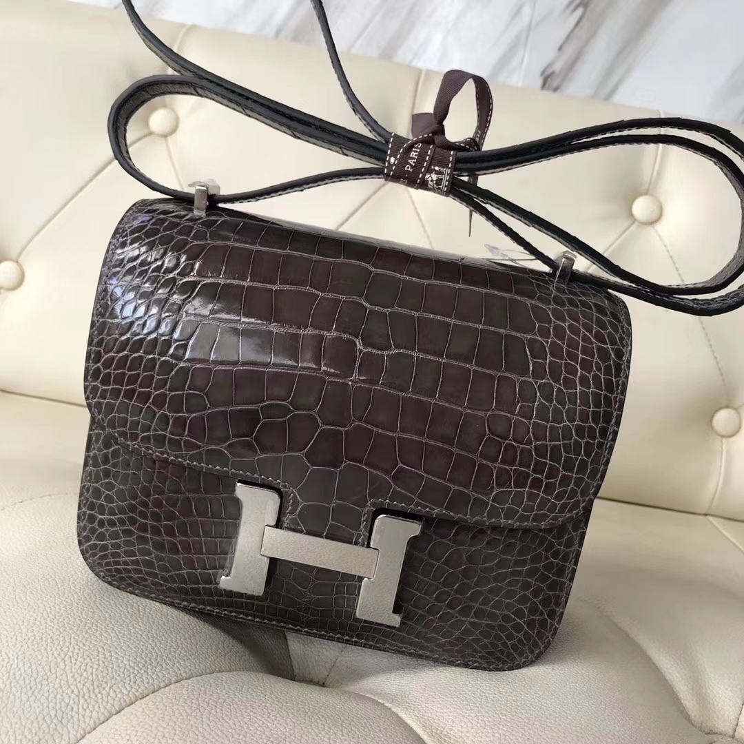 Hermès(爱马仕)Constance Alligator shiny 亮面鳄鱼 ck88 石墨灰 Graphite 银扣 18cm-拉尔森鳄鱼皮具定制 - 爱马仕包包官网 Hermès(爱马仕)Constance Alligator shiny 亮面鳄鱼 ck88 石墨灰 Graphite 银扣 18cm