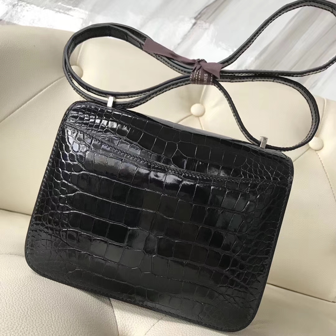 Hermès（爱马仕）Constance Alligator shiny 亮面鳄鱼 ck89 黑色 内拼红 蜥蜴扣 18cm