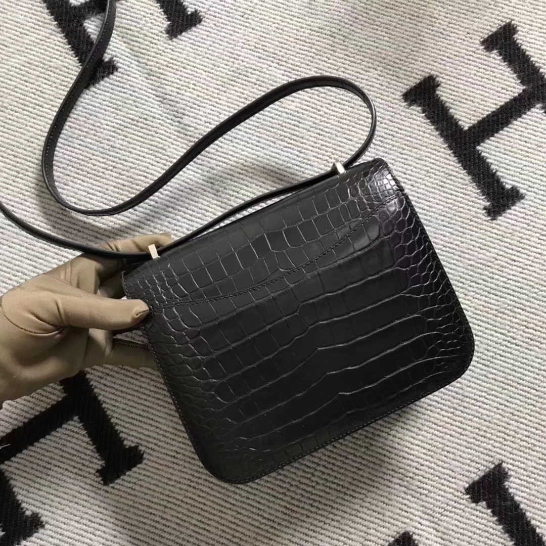 Hermès（爱马仕）雾面鳄鱼constance 19cm 经典黑银