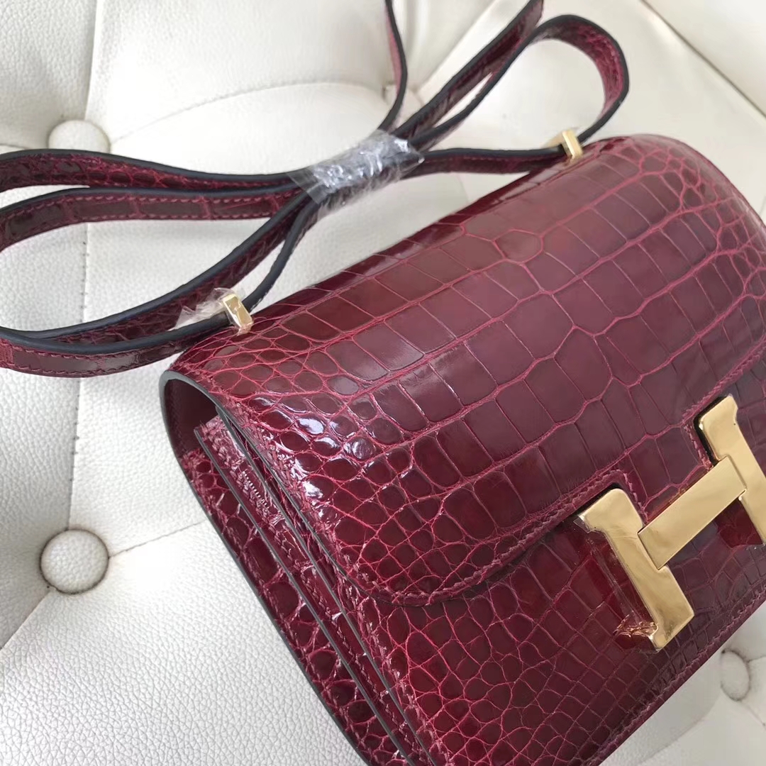 Hermès(爱马仕)Constance Alligator shiny 亮面鳄鱼 F5 新酒红 勃艮第酒红 金扣 18cm-拉尔森鳄鱼皮具定制 - 爱马仕包包官网 Hermès(爱马仕)Constance Alligator shiny 亮面鳄鱼 F5 新酒红 勃艮第酒红 金扣 18cm