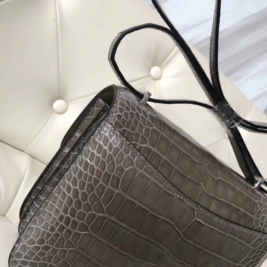 Hermès（爱马仕）Constance 亮面框框鳄鱼 ck81斑鸠灰 顶级工艺 蜡线全手工 银扣 19cm