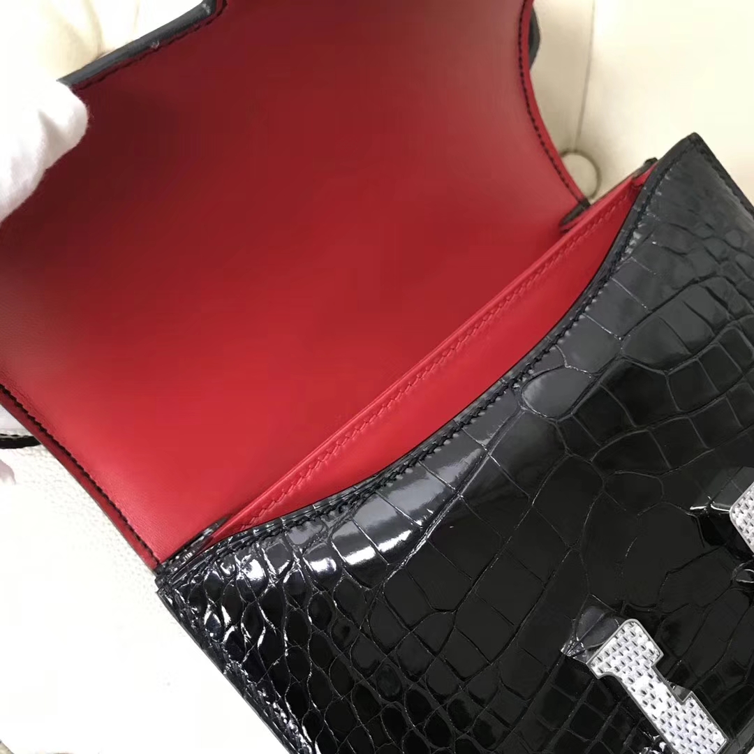 Hermès（爱马仕）Constance Alligator shiny 亮面鳄鱼 ck89 黑色 内拼红 蜥蜴扣 18cm