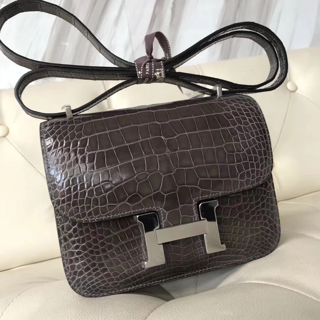 Hermès（爱马仕）Constance Alligator shiny 亮面鳄鱼 ck88 石墨灰 Graphite 银扣 18cm