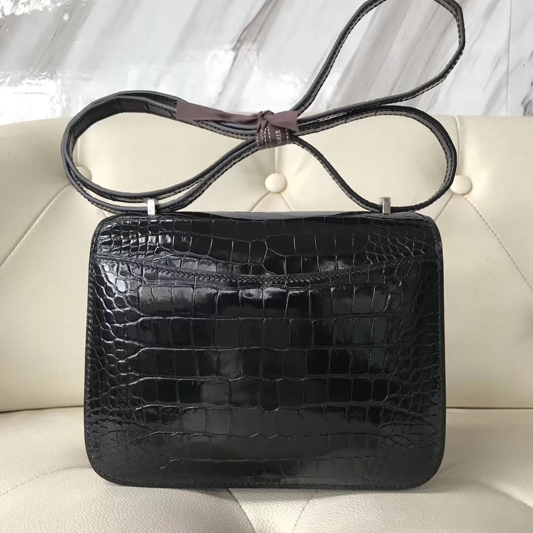 Hermès（爱马仕）Constance Alligator shiny 亮面鳄鱼 ck89 黑色 内拼红 蜥蜴扣 18cm