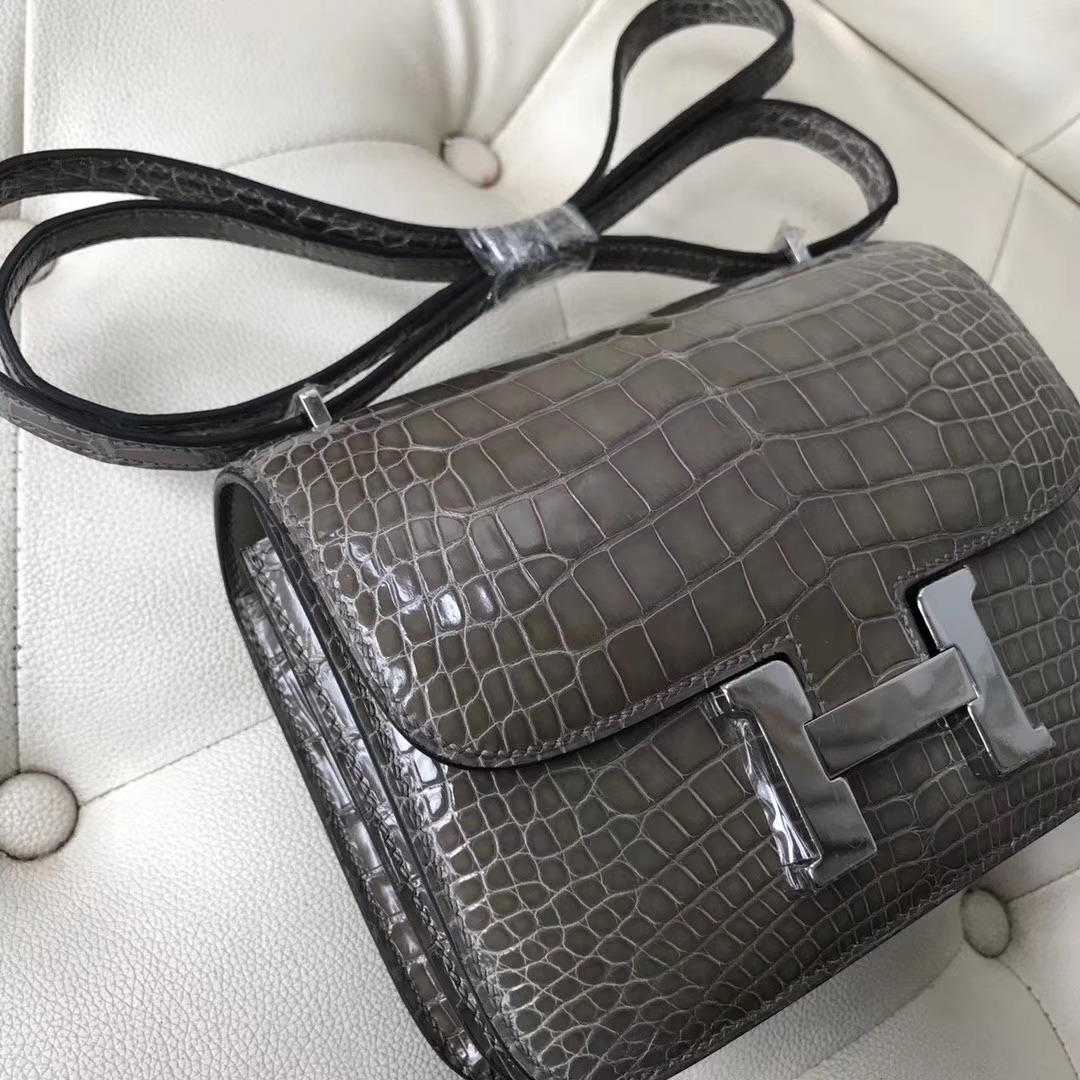 Hermès(爱马仕)Constance 亮面框框鳄鱼 ck81斑鸠灰 顶级工艺 蜡线全手工 银扣 19cm-拉尔森鳄鱼皮具定制 - 爱马仕包包官网 Hermès(爱马仕)Constance 亮面框框鳄鱼 ck81斑鸠灰 顶级工艺 蜡线全手工 银扣 19cm