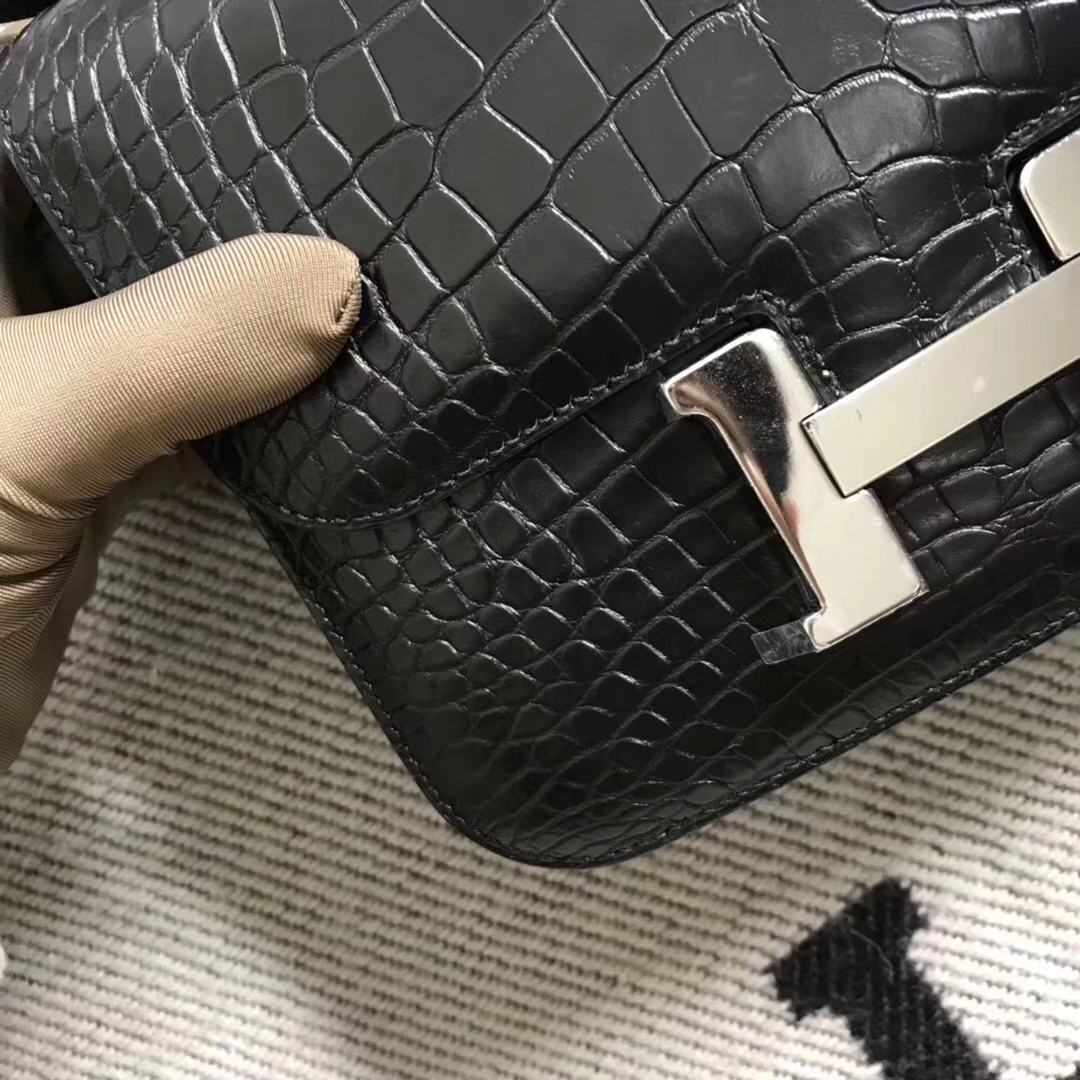 Hermès（爱马仕）雾面鳄鱼constance 19cm 经典黑银