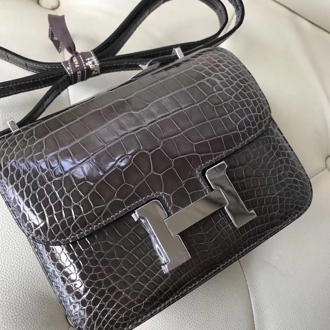 Hermès（爱马仕）Constance Alligator shiny 亮面鳄鱼 ck88 石墨灰 Graphite 银扣 18cm