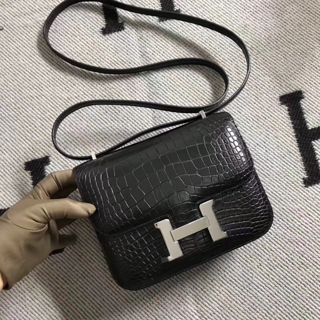 Hermès(爱马仕)雾面鳄鱼constance 19cm 经典黑银-拉尔森鳄鱼皮具定制 - 爱马仕包包官网 Hermès(爱马仕)雾面鳄鱼constance 19cm 经典黑银