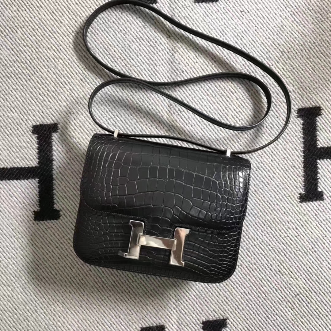 Hermès（爱马仕）雾面鳄鱼constance 19cm 经典黑银