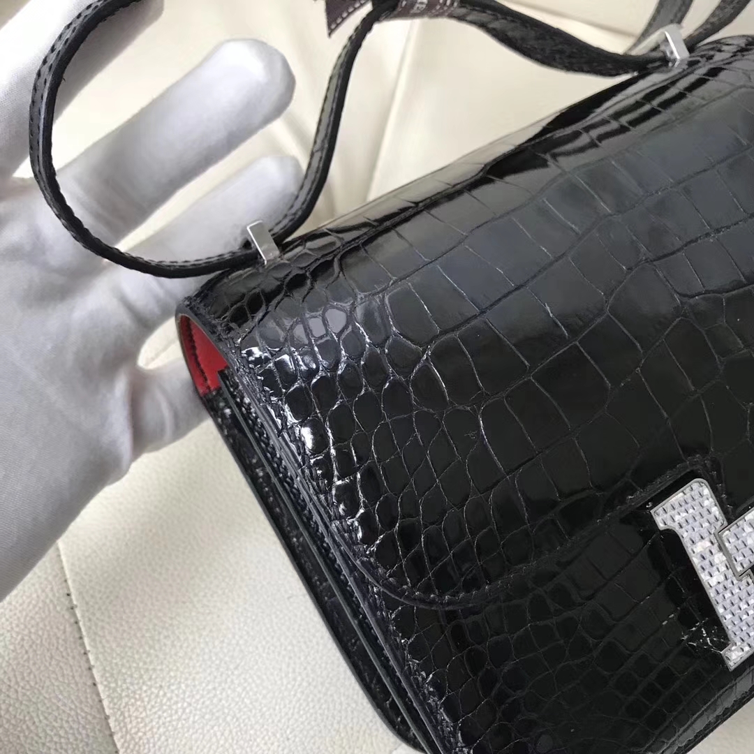 Hermès（爱马仕）Constance Alligator shiny 亮面鳄鱼 ck89 黑色 内拼红 蜥蜴扣 18cm