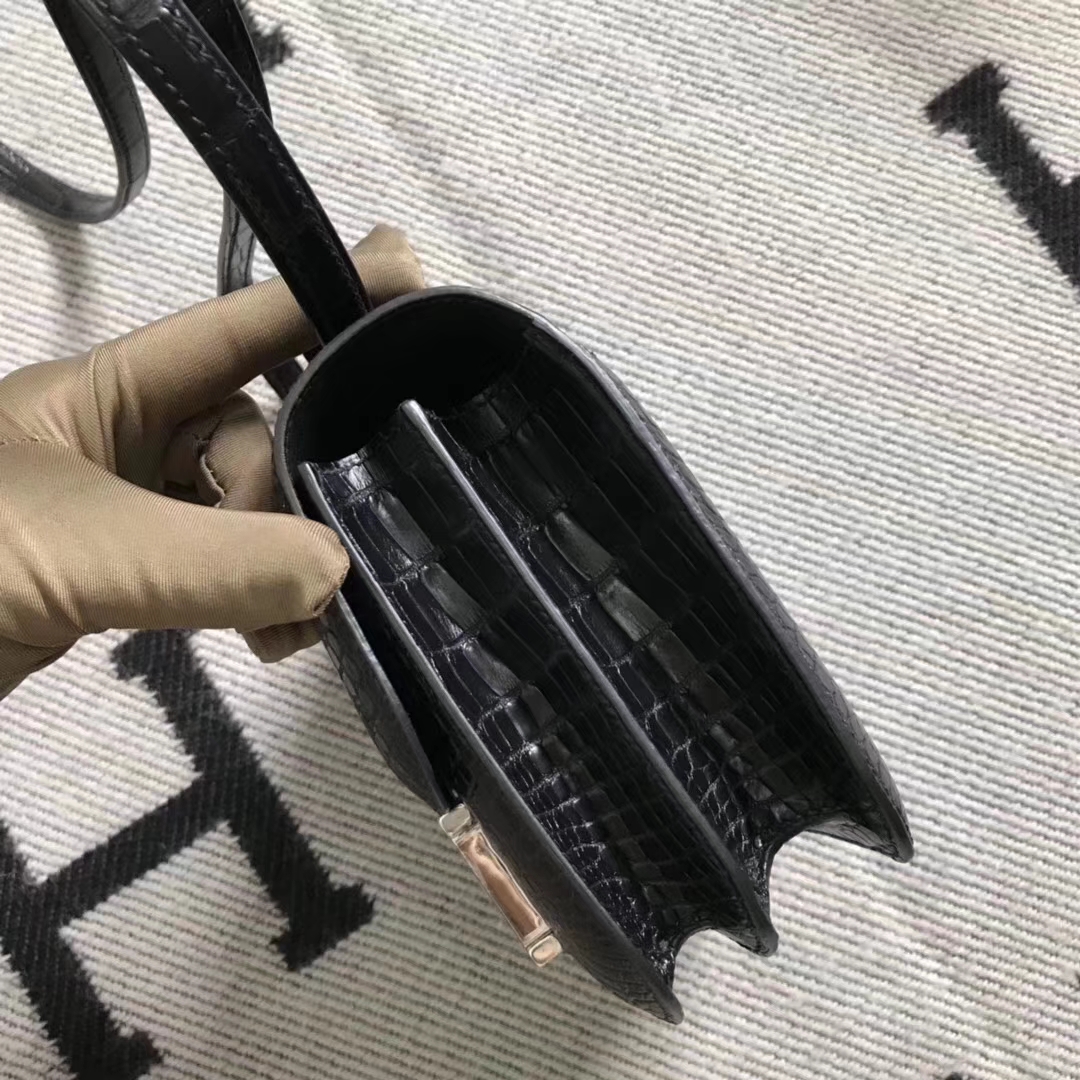 Hermès（爱马仕）雾面鳄鱼constance 19cm 经典黑银