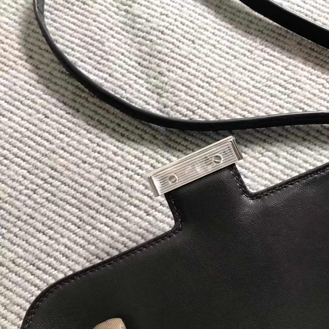 Hermès（爱马仕）雾面鳄鱼constance 19cm 经典黑银