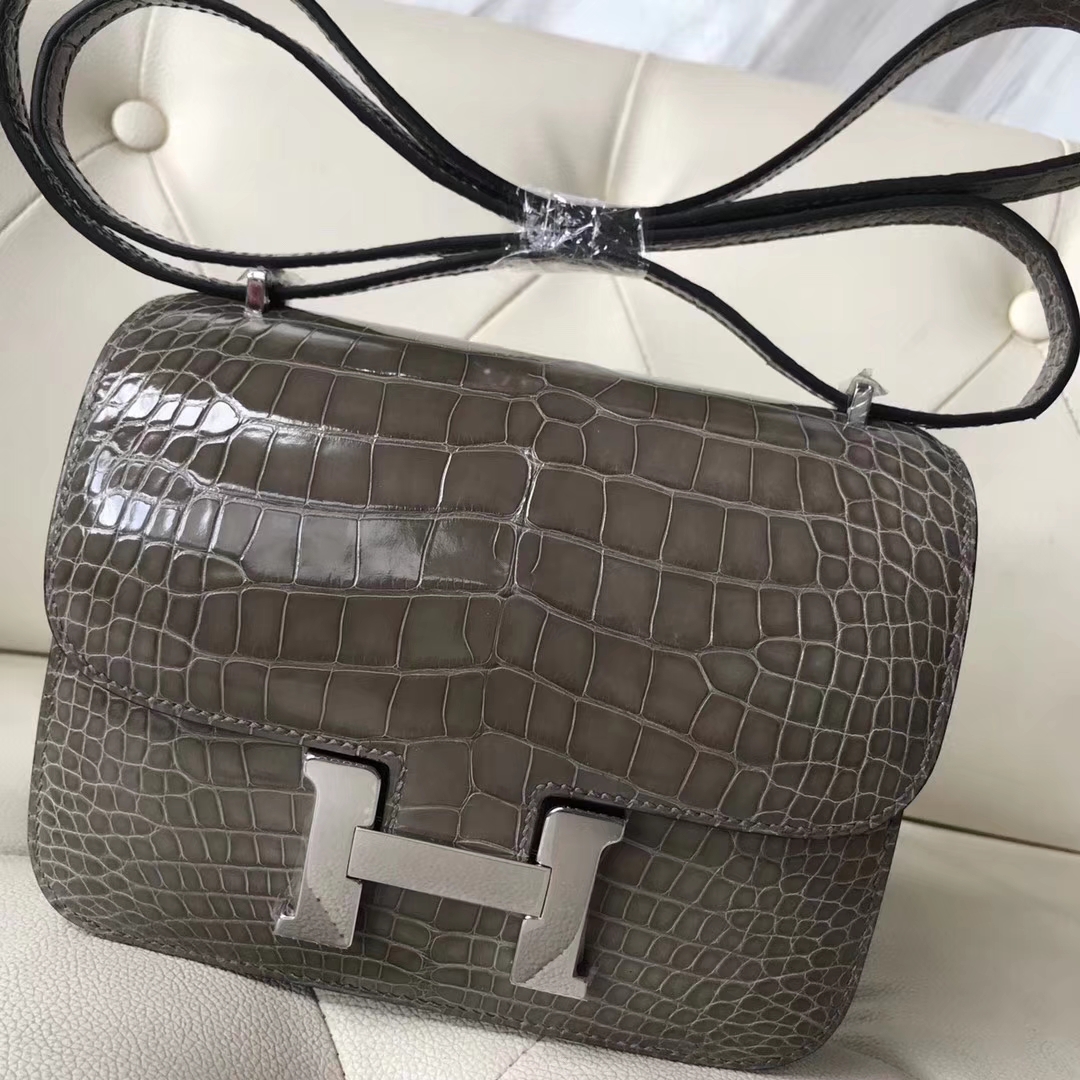 Hermès(爱马仕)Constance Alligator shiny ck81 斑鸠灰 Gris T 银扣 18cm-拉尔森鳄鱼皮具定制 - 爱马仕包包官网 Hermès(爱马仕)Constance Alligator shiny ck81 斑鸠灰 Gris T 银扣 18cm