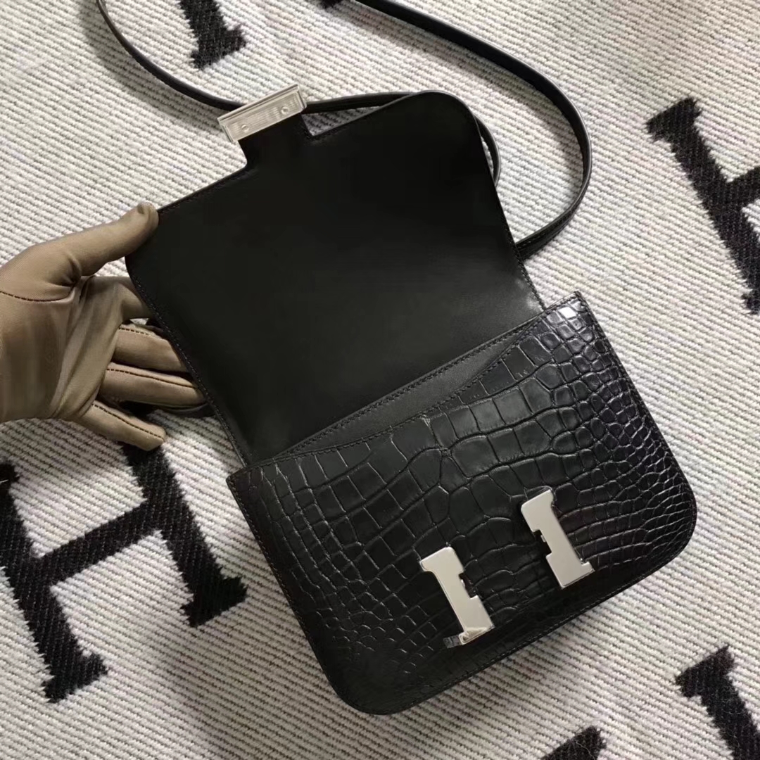 Hermès（爱马仕）雾面鳄鱼constance 19cm 经典黑银