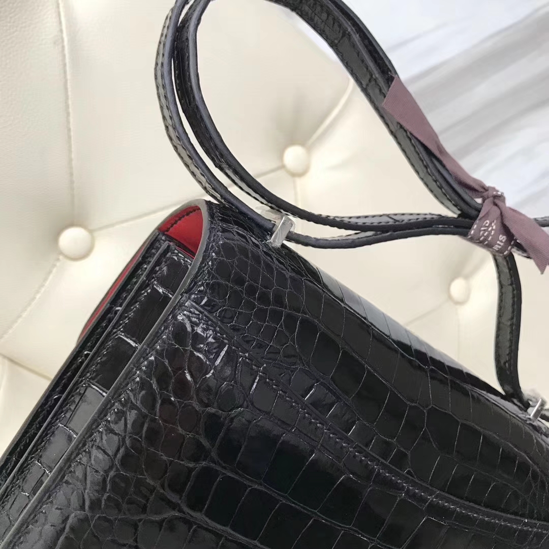 Hermès（爱马仕）Constance Alligator shiny 亮面鳄鱼 ck89 黑色 内拼红 蜥蜴扣 18cm