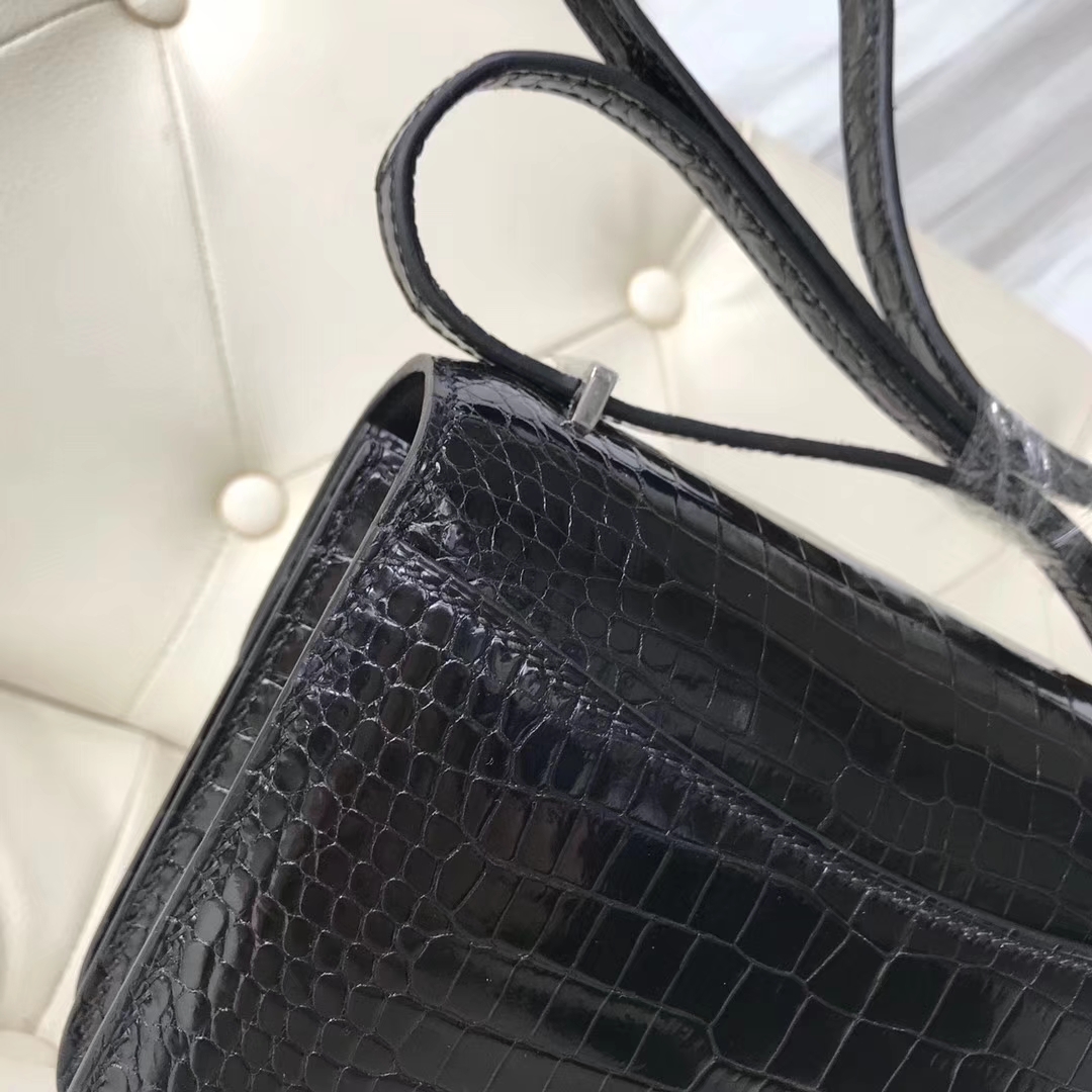 Hermès（爱马仕）Constance Porosus shiny 亮面澳洲湾鳄 ck89 黑色 noir 银扣 18cm