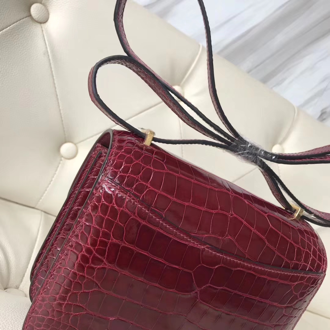 Hermès（爱马仕）Constance Alligator shiny 亮面鳄鱼 F5 新酒红 勃艮第酒红 金扣 18cm