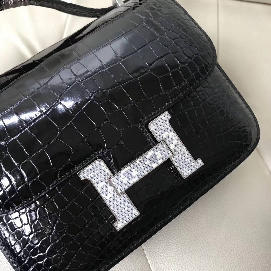 Hermès（爱马仕）Constance Alligator shiny 亮面鳄鱼 ck89 黑色 内拼红 蜥蜴扣 18cm