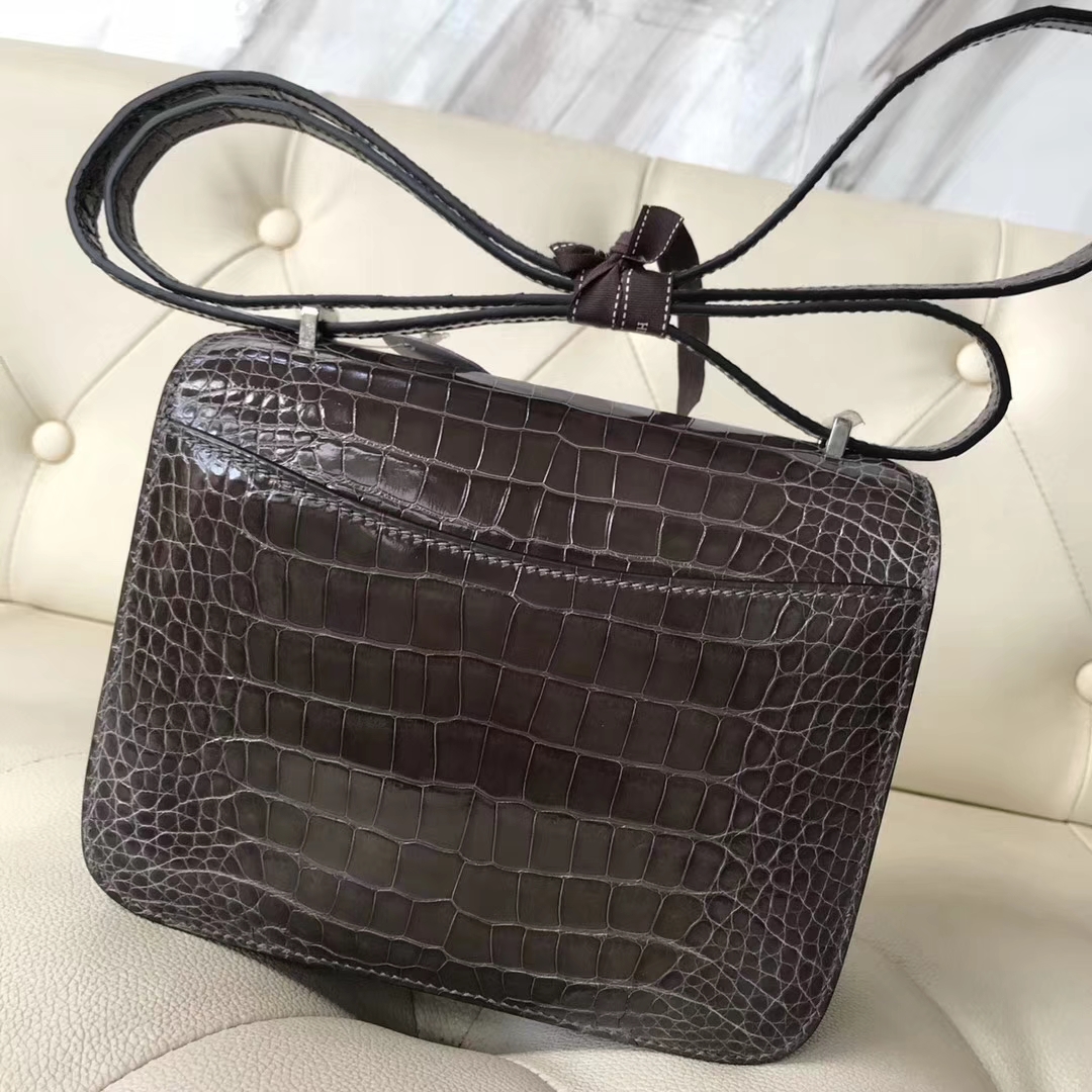 Hermès（爱马仕）Constance Alligator shiny 亮面鳄鱼 ck88 石墨灰 Graphite 银扣 18cm