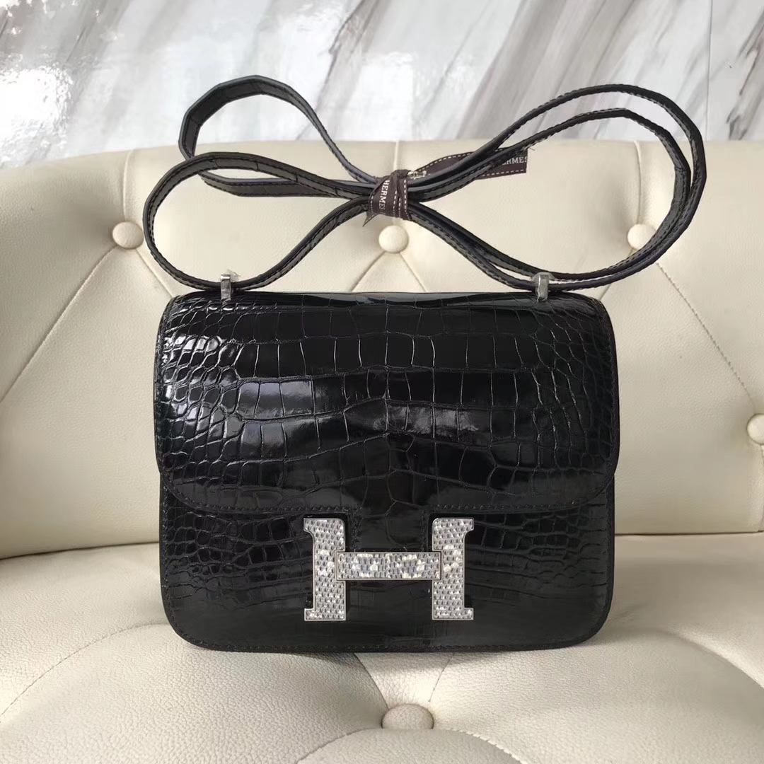 Hermès（爱马仕）Constance Alligator shiny 亮面鳄鱼 ck89 黑色 内拼红 蜥蜴扣 18cm