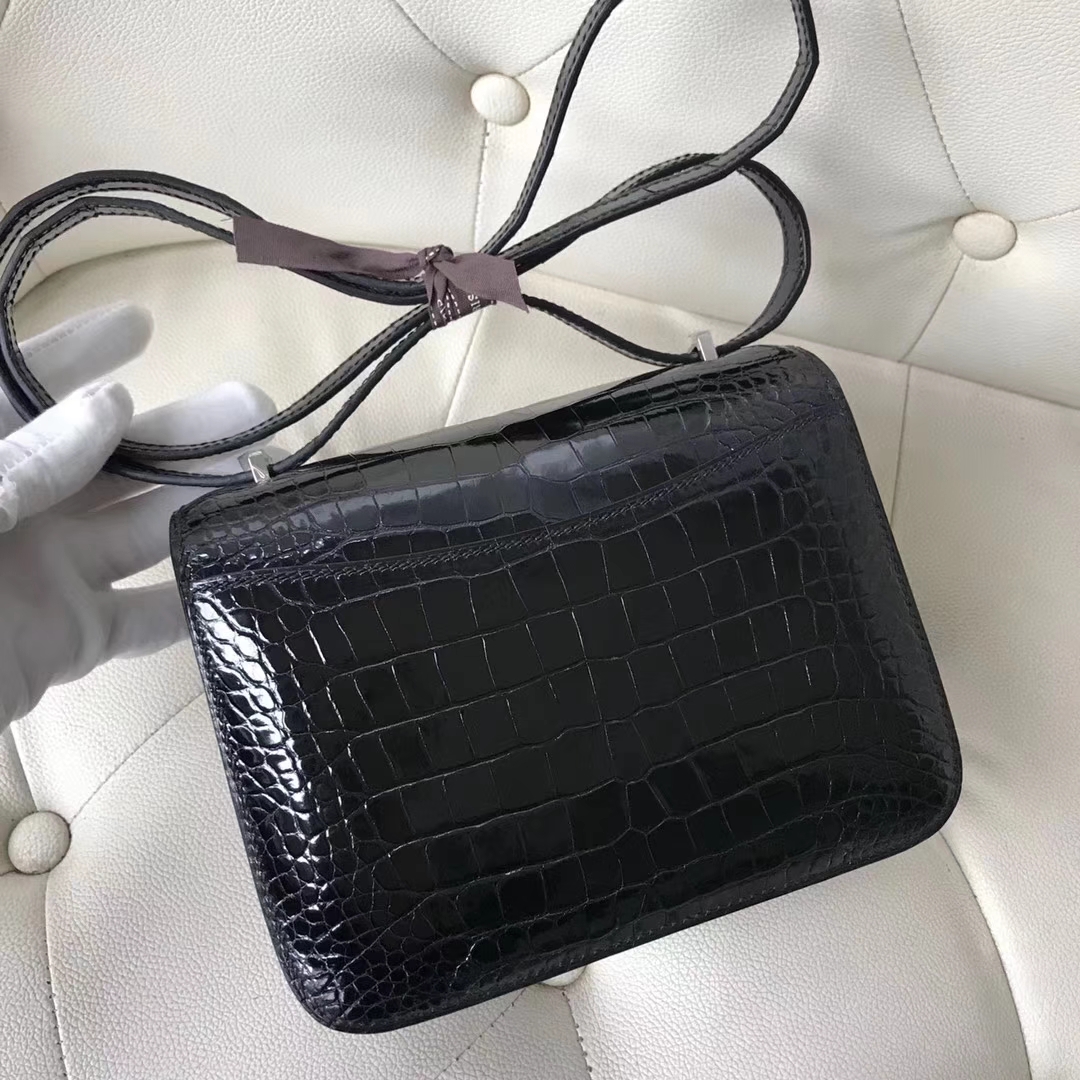 Hermès（爱马仕）Constance Alligator shiny 亮面鳄鱼 ck89 黑色 内拼红 蜥蜴扣 18cm