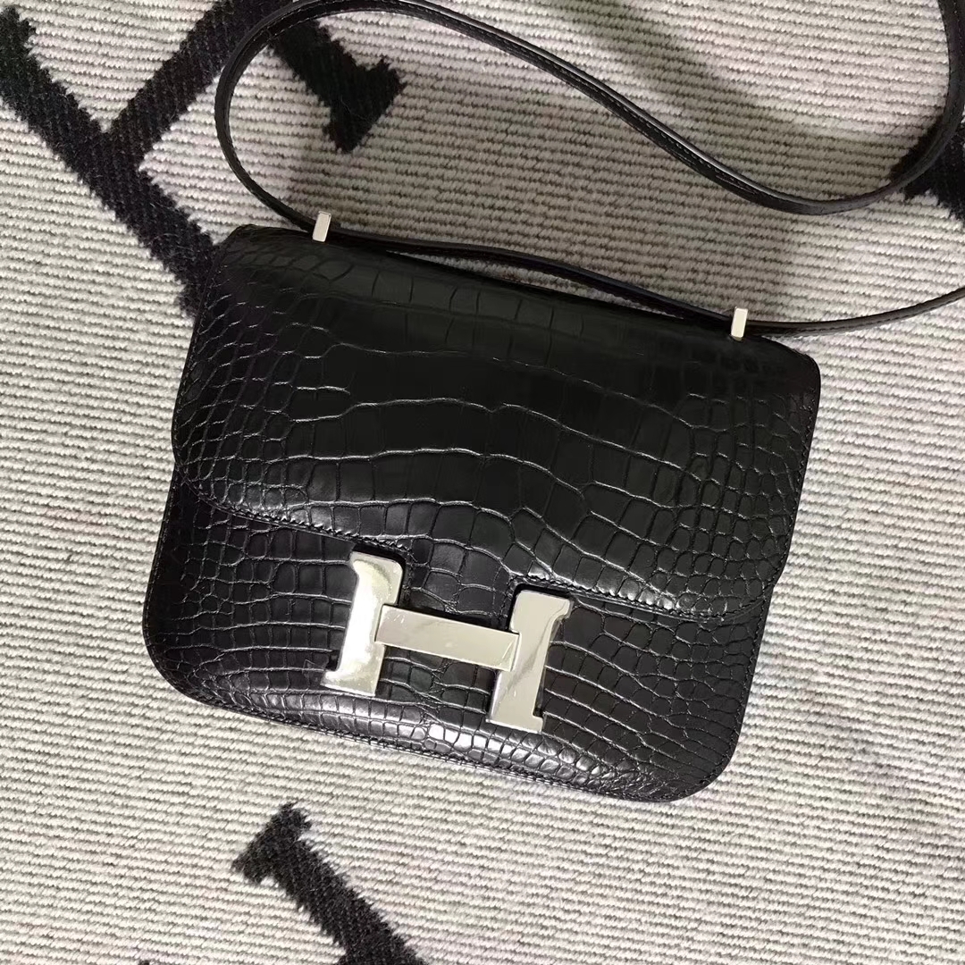 Hermès（爱马仕）雾面鳄鱼constance 19cm 经典黑银