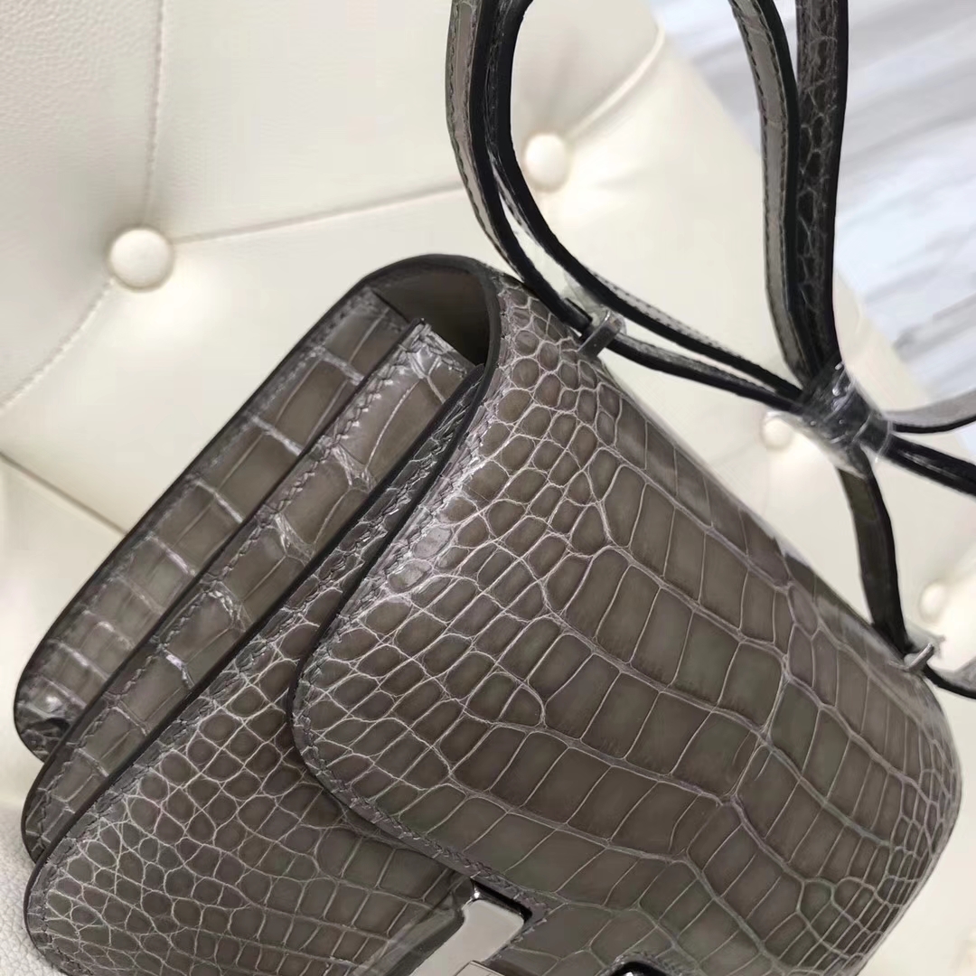 Hermès（爱马仕）Constance 亮面框框鳄鱼 ck81斑鸠灰 顶级工艺 蜡线全手工 银扣 19cm