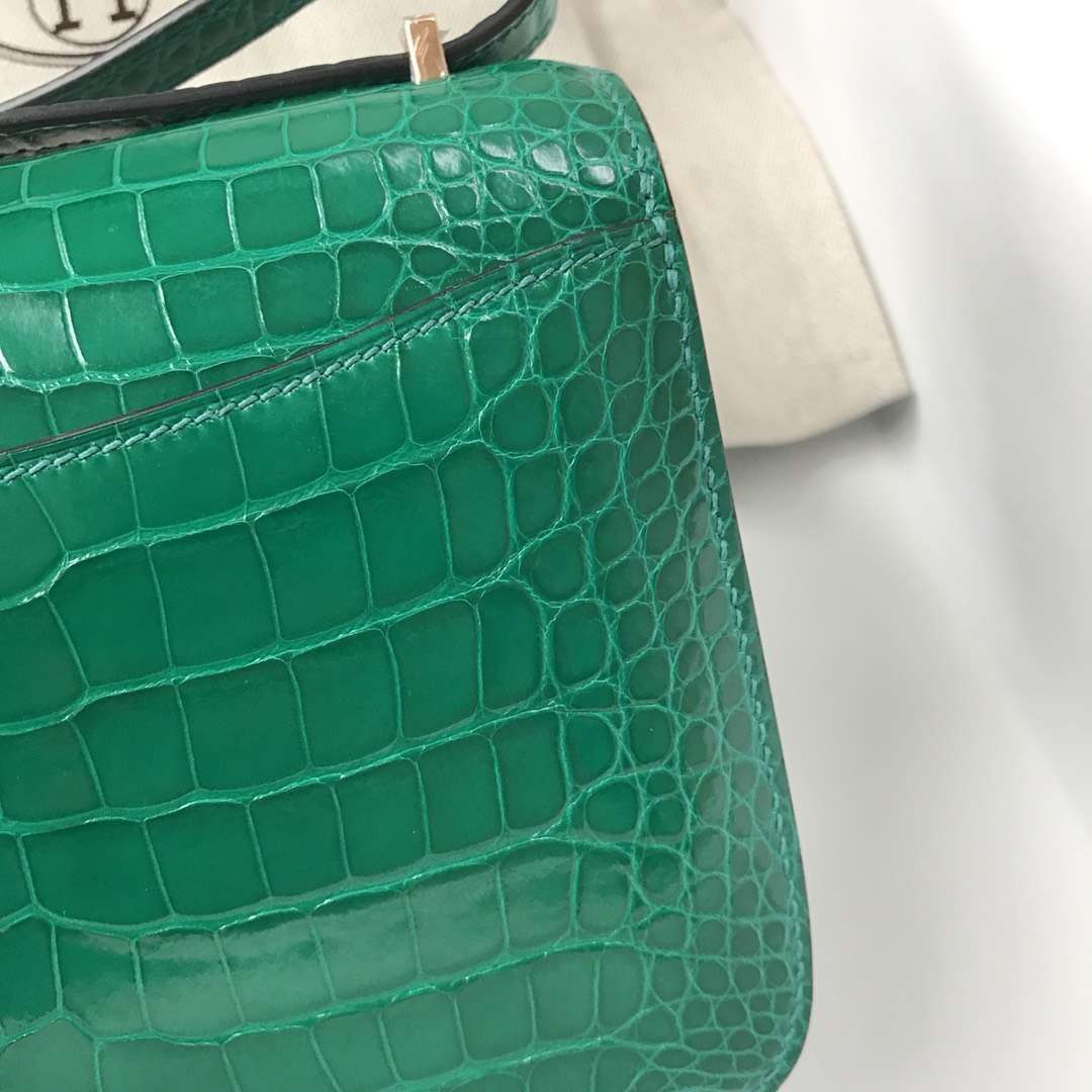 Hermès（爱马仕）Constance Alligator shiny 亮面方块鳄鱼 6Ｑ翡翠绿 18cm