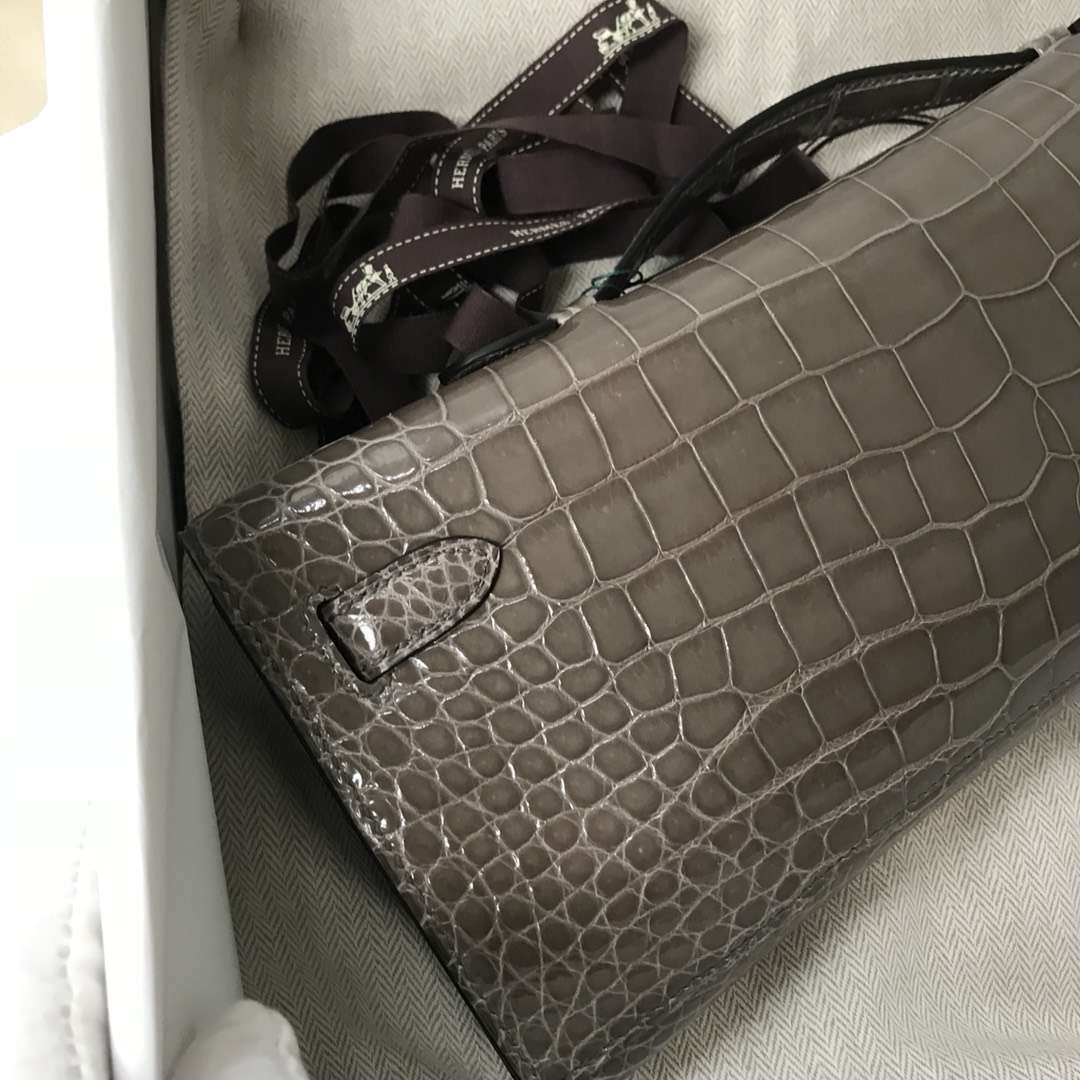 Hermès（爱马仕）Kelly cut 亮面澳洲湾鳄 ck81 斑鸠灰 Gris T 银扣  手拿包 晚宴包 31cm