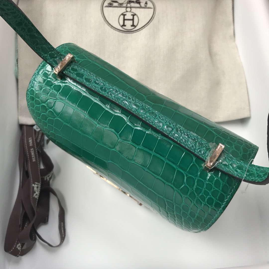 Hermès（爱马仕）Constance Alligator shiny 亮面方块鳄鱼 6Ｑ翡翠绿 18cm