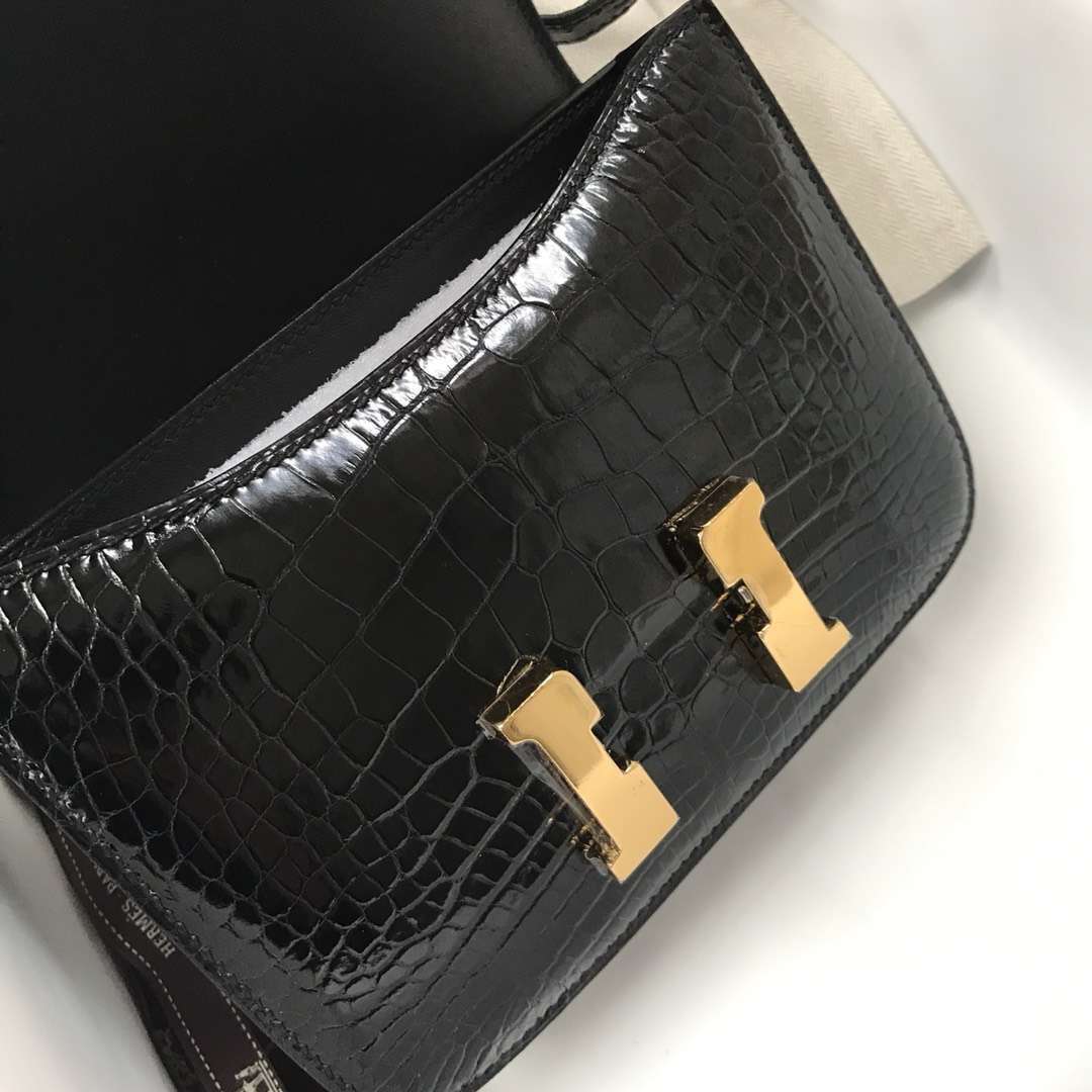 Hermès（爱马仕）Constance Alligator shiny 亮面方块鳄鱼 ck89 黑色 金扣 18cm