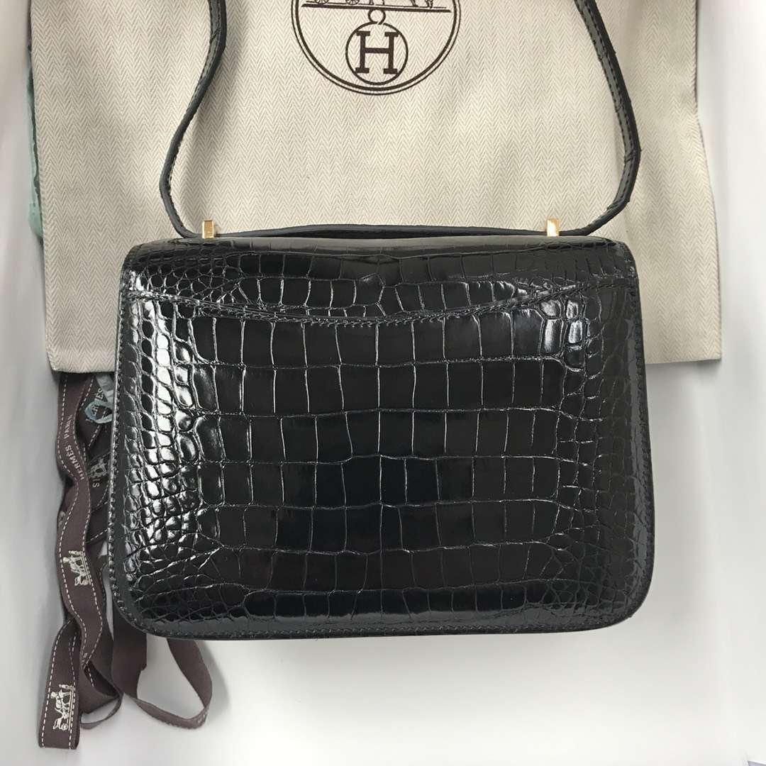 Hermès（爱马仕）Constance Alligator shiny 亮面方块鳄鱼 ck89 黑色 金扣 18cm