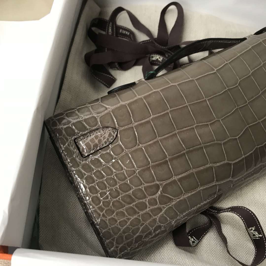 Hermès（爱马仕）Kelly cut 亮面澳洲湾鳄 ck81 斑鸠灰 Gris T 金扣  手拿包 晚宴包 31cm