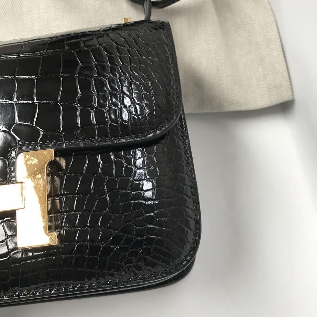 Hermès(爱马仕)Constance Alligator shiny 亮面方块鳄鱼 ck89 黑色 金扣 18cm-拉尔森鳄鱼皮具定制 - 爱马仕包包官网 Hermès(爱马仕)Constance Alligator shiny 亮面方块鳄鱼 ck89 黑色 金扣 18cm