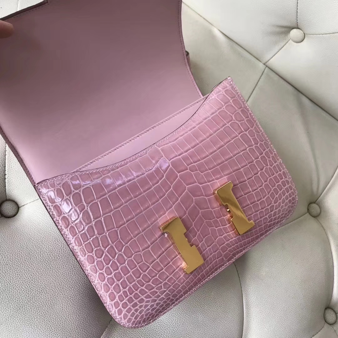 Hermès（爱马仕）Constance shiny nilo crocodile 亮面尼罗鳄 1Q奶昔粉 23cm 接受定制
