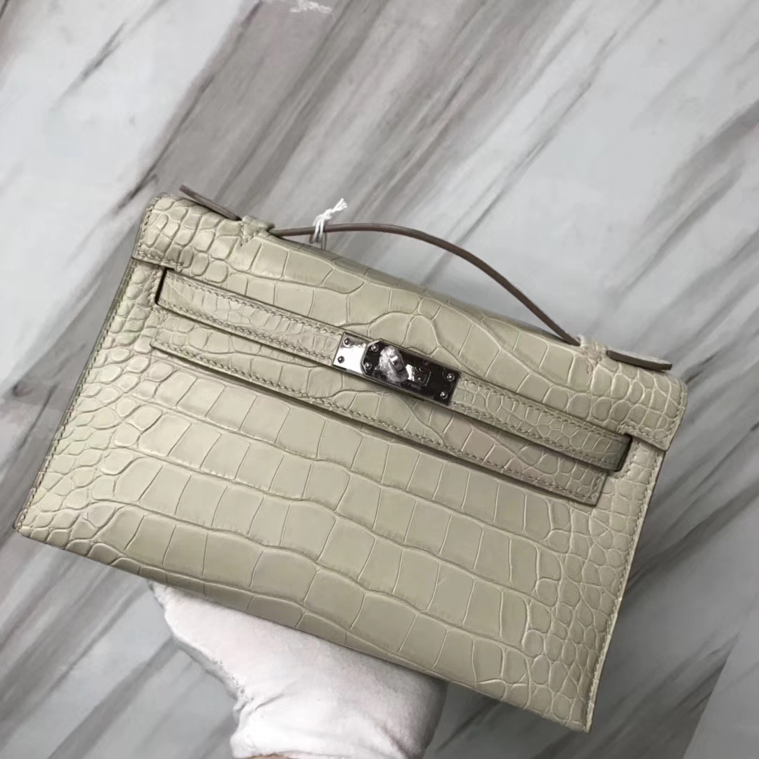 Hermès(爱马仕)Minikelly pochette 雾面鳄鱼 8L 奶油白 beton 银扣 手拿包 晚宴包 22cm-拉尔森鳄鱼皮具定制 - 爱马仕包包官网 Hermès(爱马仕)Minikelly pochette 雾面鳄鱼 8L 奶油白 beton 银扣 手拿包 晚宴包 22cm