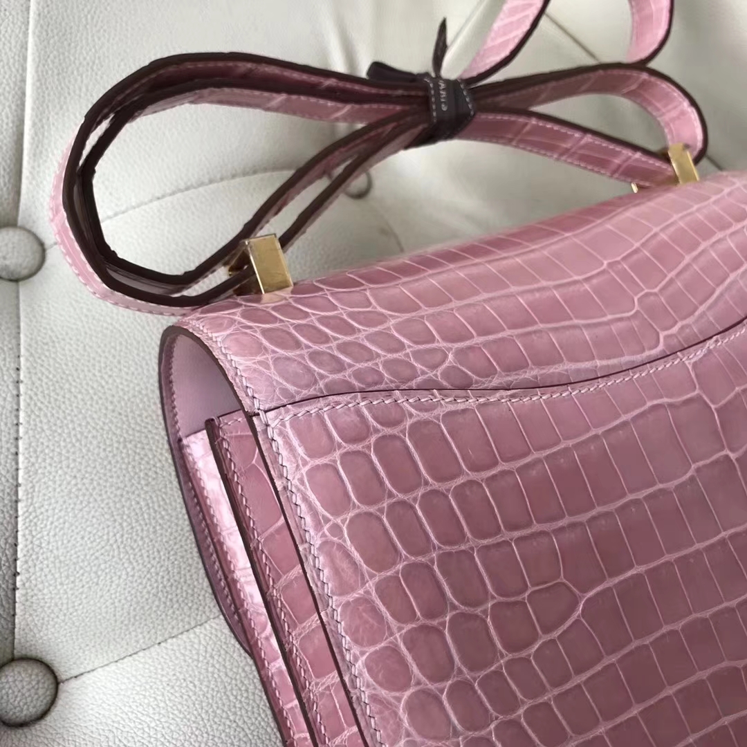 Hermès（爱马仕）Constance shiny nilo crocodile 亮面尼罗鳄 1Q奶昔粉 23cm 接受定制