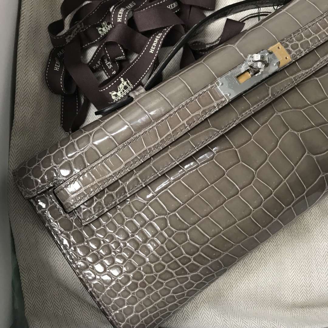Hermès(爱马仕)Kelly cut 亮面澳洲湾鳄 ck81 斑鸠灰 Gris T 银扣 手拿包 晚宴包 31cm-拉尔森鳄鱼皮具定制 - 爱马仕包包官网 Hermès(爱马仕)Kelly cut 亮面澳洲湾鳄 ck81 斑鸠灰 Gris T 银扣 手拿包 晚宴包 31cm
