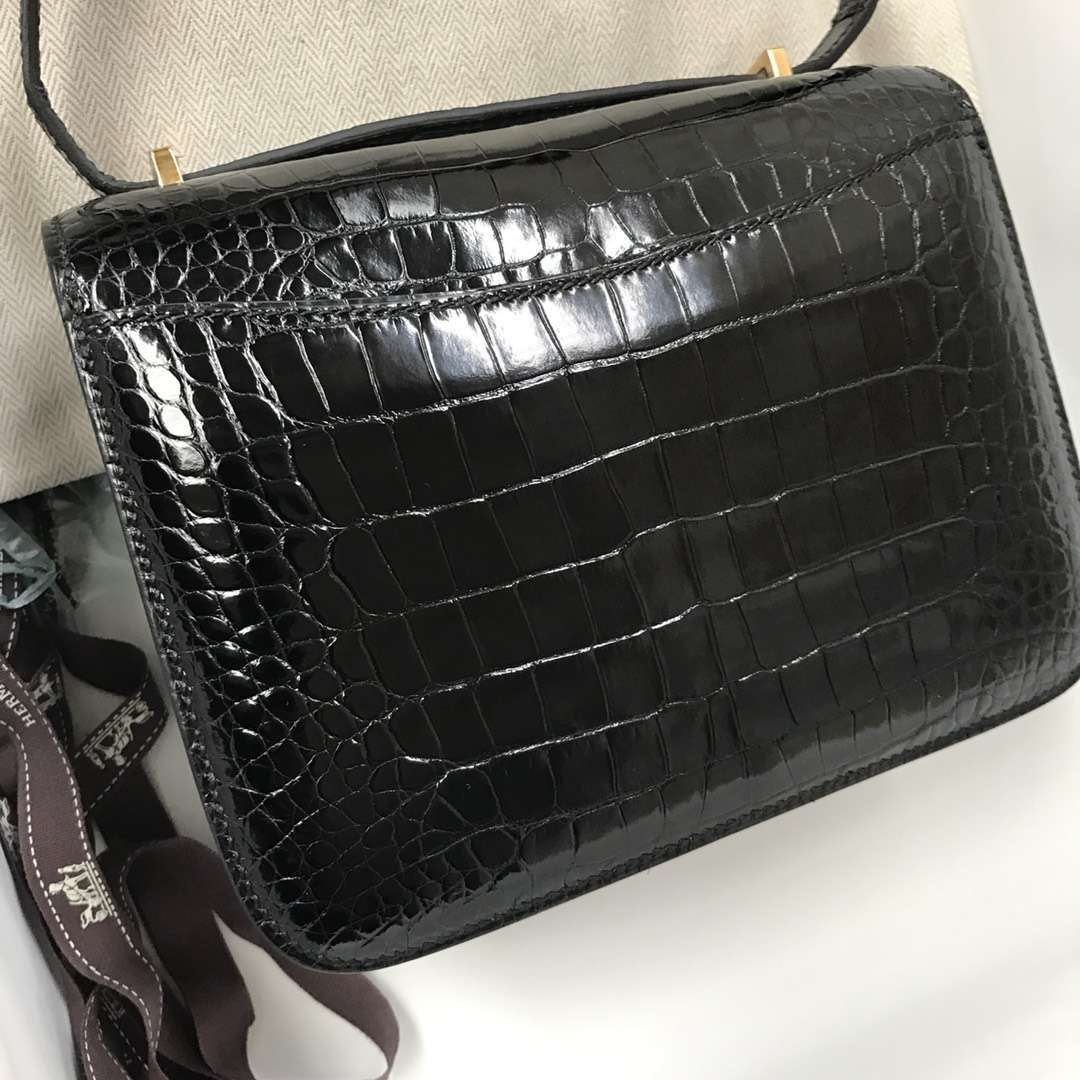 Hermès（爱马仕）Constance Alligator shiny 亮面方块鳄鱼 ck89 黑色 金扣 18cm