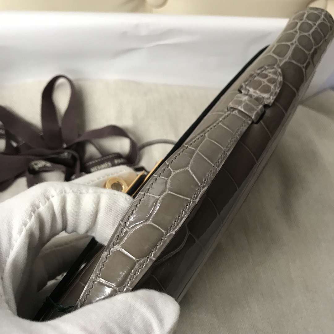 Hermès（爱马仕）Kelly cut 亮面澳洲湾鳄 ck81 斑鸠灰 Gris T 金扣  手拿包 晚宴包 31cm