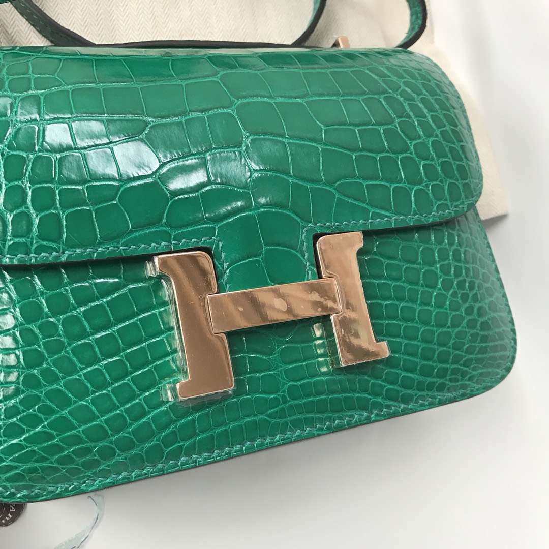 Hermès(爱马仕)Constance Alligator shiny 亮面方块鳄鱼 6Q翡翠绿 18cm-拉尔森鳄鱼皮具定制 - 爱马仕包包官网 Hermès(爱马仕)Constance Alligator shiny 亮面方块鳄鱼 6Q翡翠绿 18cm