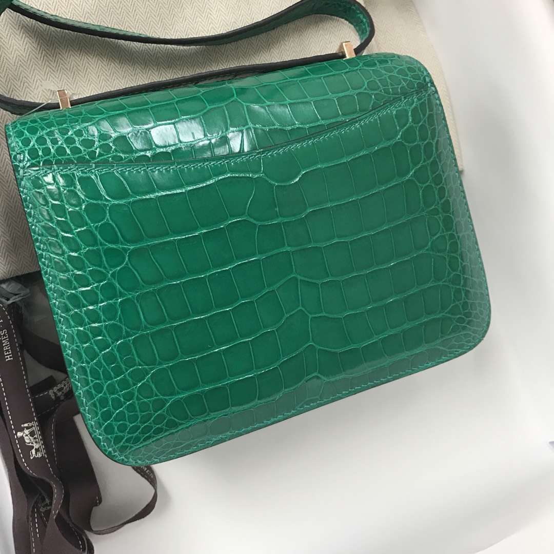 Hermès（爱马仕）Constance Alligator shiny 亮面方块鳄鱼 6Ｑ翡翠绿 18cm