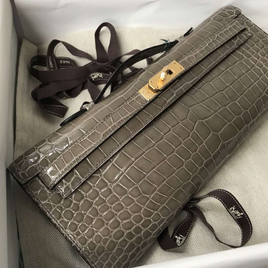Hermès(爱马仕)Kelly cut 亮面澳洲湾鳄 ck81 斑鸠灰 Gris T 金扣 手拿包 晚宴包 31cm-拉尔森鳄鱼皮具定制 - 爱马仕包包官网 Hermès(爱马仕)Kelly cut 亮面澳洲湾鳄 ck81 斑鸠灰 Gris T 金扣 手拿包 晚宴包 31cm