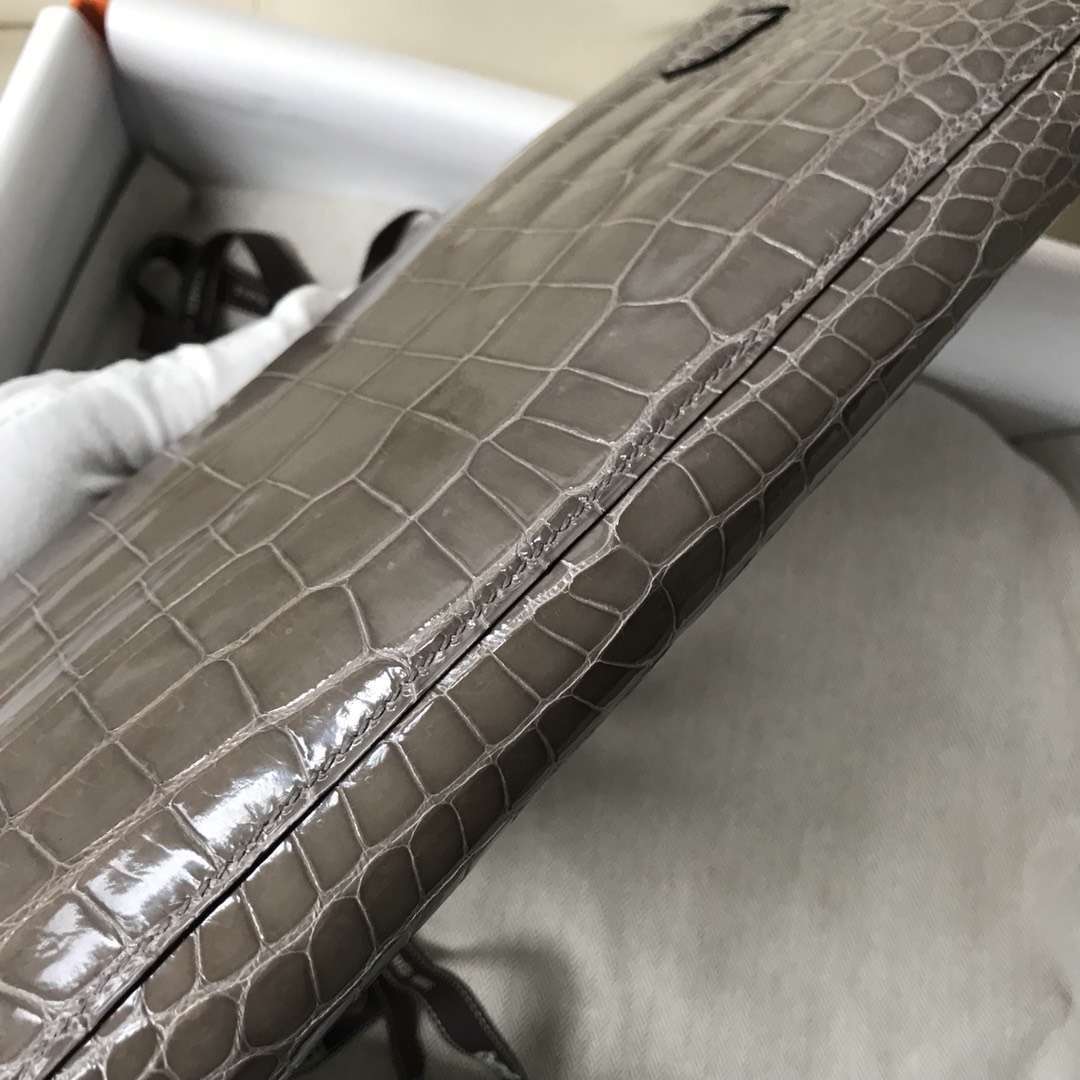 Hermès（爱马仕）Kelly cut 亮面澳洲湾鳄 ck81 斑鸠灰 Gris T 金扣  手拿包 晚宴包 31cm