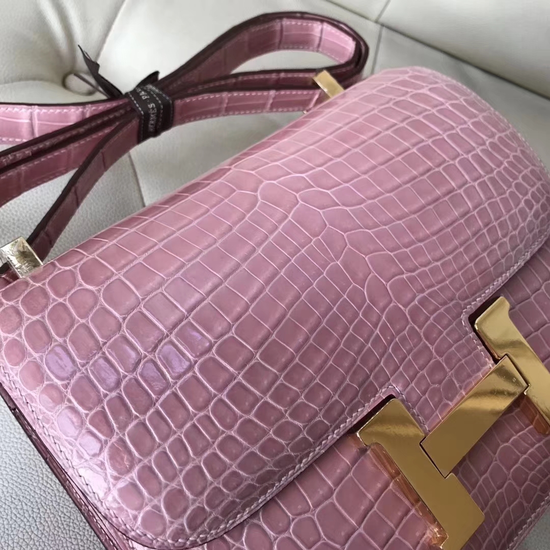 Hermès（爱马仕）Constance shiny nilo crocodile 亮面尼罗鳄 1Q奶昔粉 23cm 接受定制