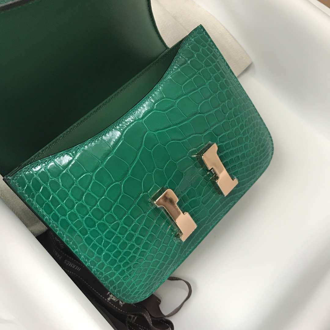 Hermès（爱马仕）Constance Alligator shiny 亮面方块鳄鱼 6Ｑ翡翠绿 18cm