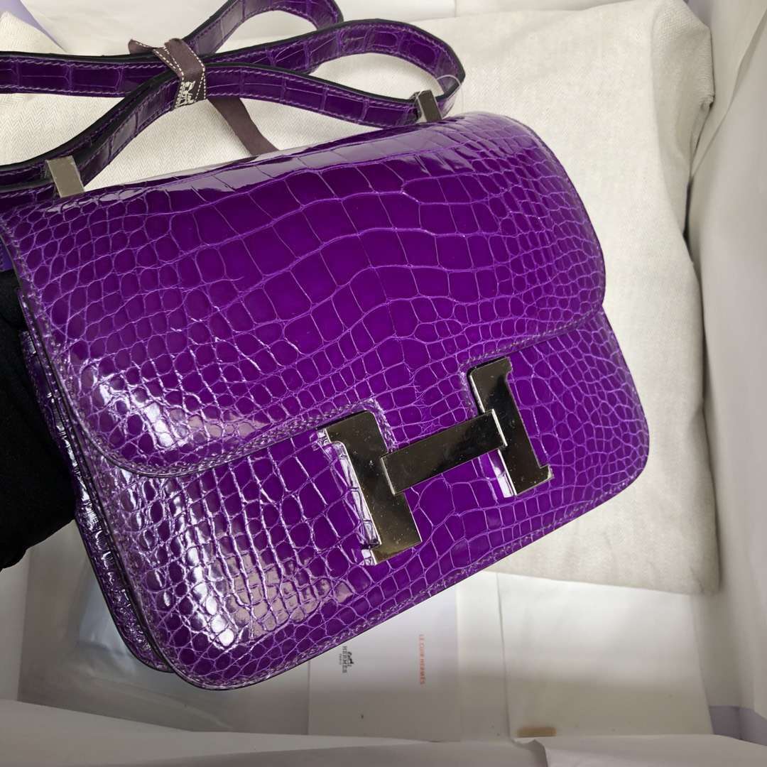 Hermès(爱马仕)Constance Alligator shiny 亮面方块鳄鱼 5L 极度紫 银扣 18cm-拉尔森鳄鱼皮具定制 - 爱马仕包包官网 Hermès(爱马仕)Constance Alligator shiny 亮面方块鳄鱼 5L 极度紫 银扣 18cm