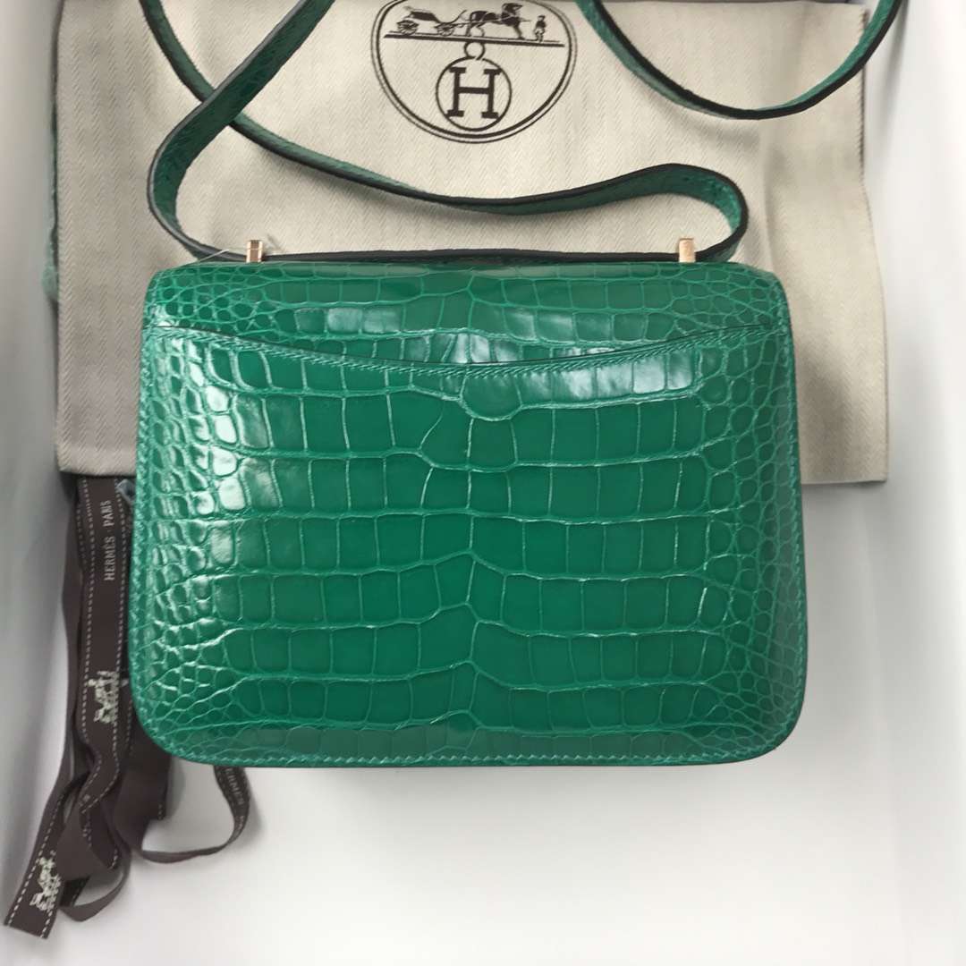 Hermès（爱马仕）Constance Alligator shiny 亮面方块鳄鱼 6Ｑ翡翠绿 18cm