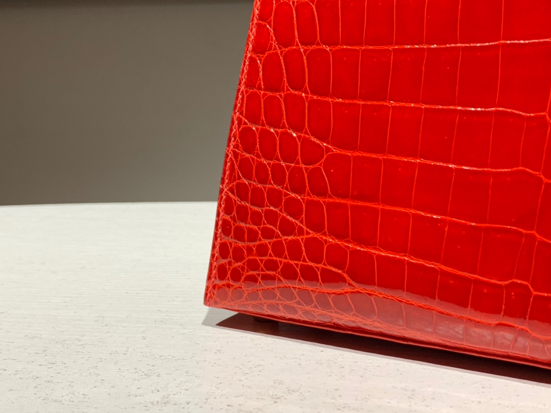 Hermès（爱马仕）Kelly 亮光鳄鱼皮 法拉利红 现货 金扣 25cm