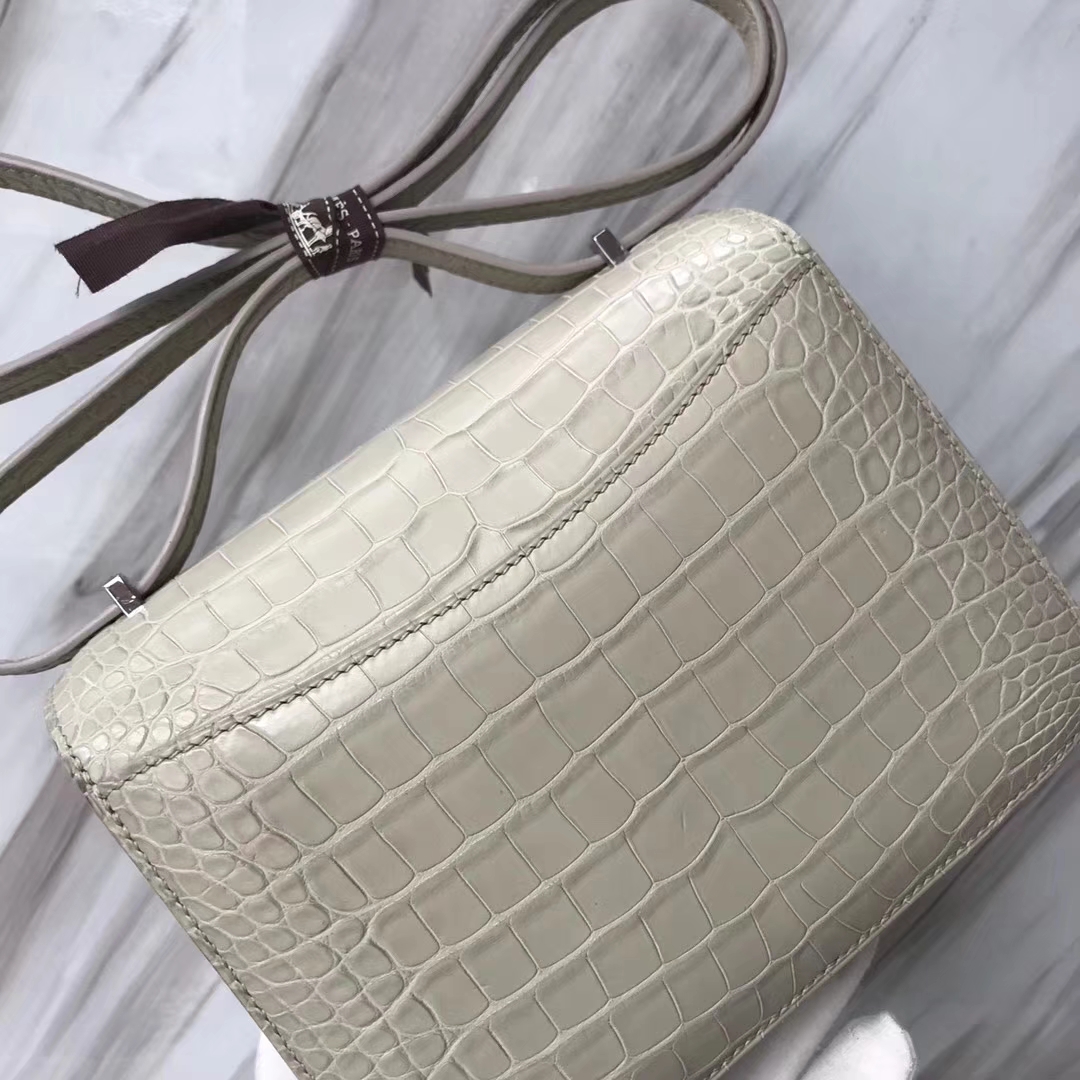 Hermès（爱马仕）Costance Crocodile matt 雾面鳄鱼 8L 奶油白 Beton 银扣 18cm